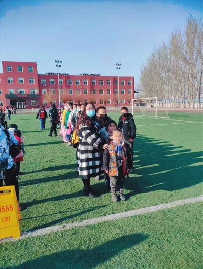 校車照管員董洋 心暖新學(xué)期，用心守護(hù)平安路